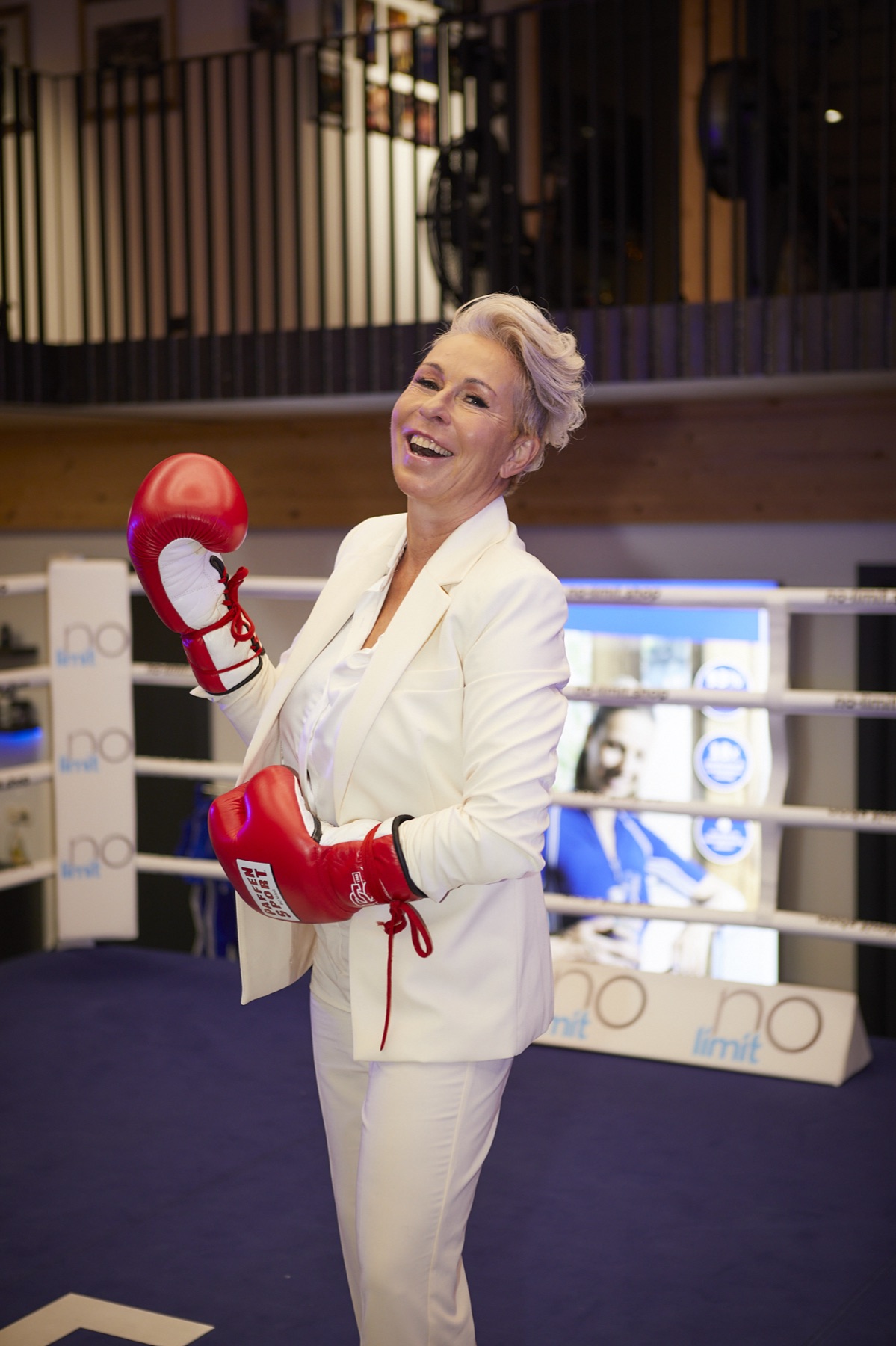 Brigitte Juchem mit Boxhandschuhen