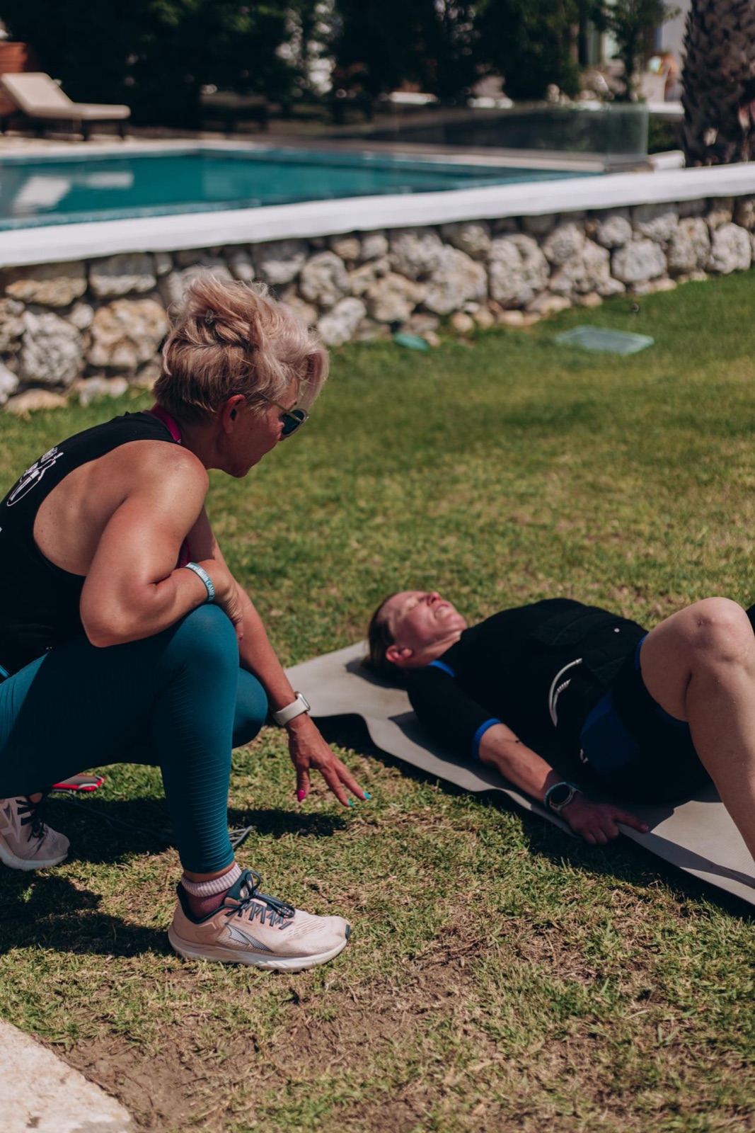 Brigitte begleitet eine Frau beim Training